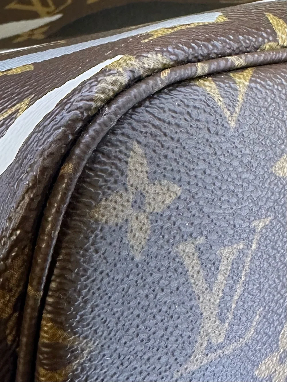 Louis Vuitton preloved excellent